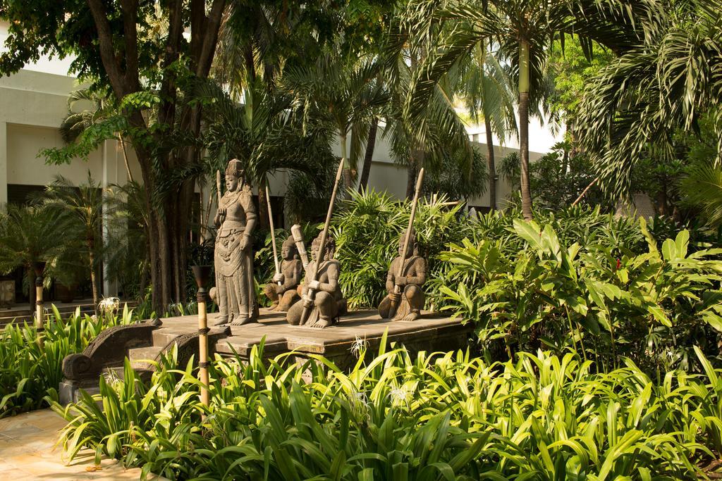 Bumi Surabaya City Resort Exterior photo The sculpture of the four mothers