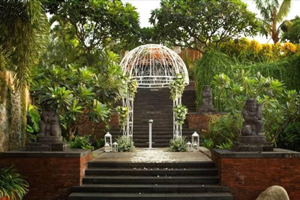 Bumi Surabaya City Resort Exterior photo The gazebo at the hotel
