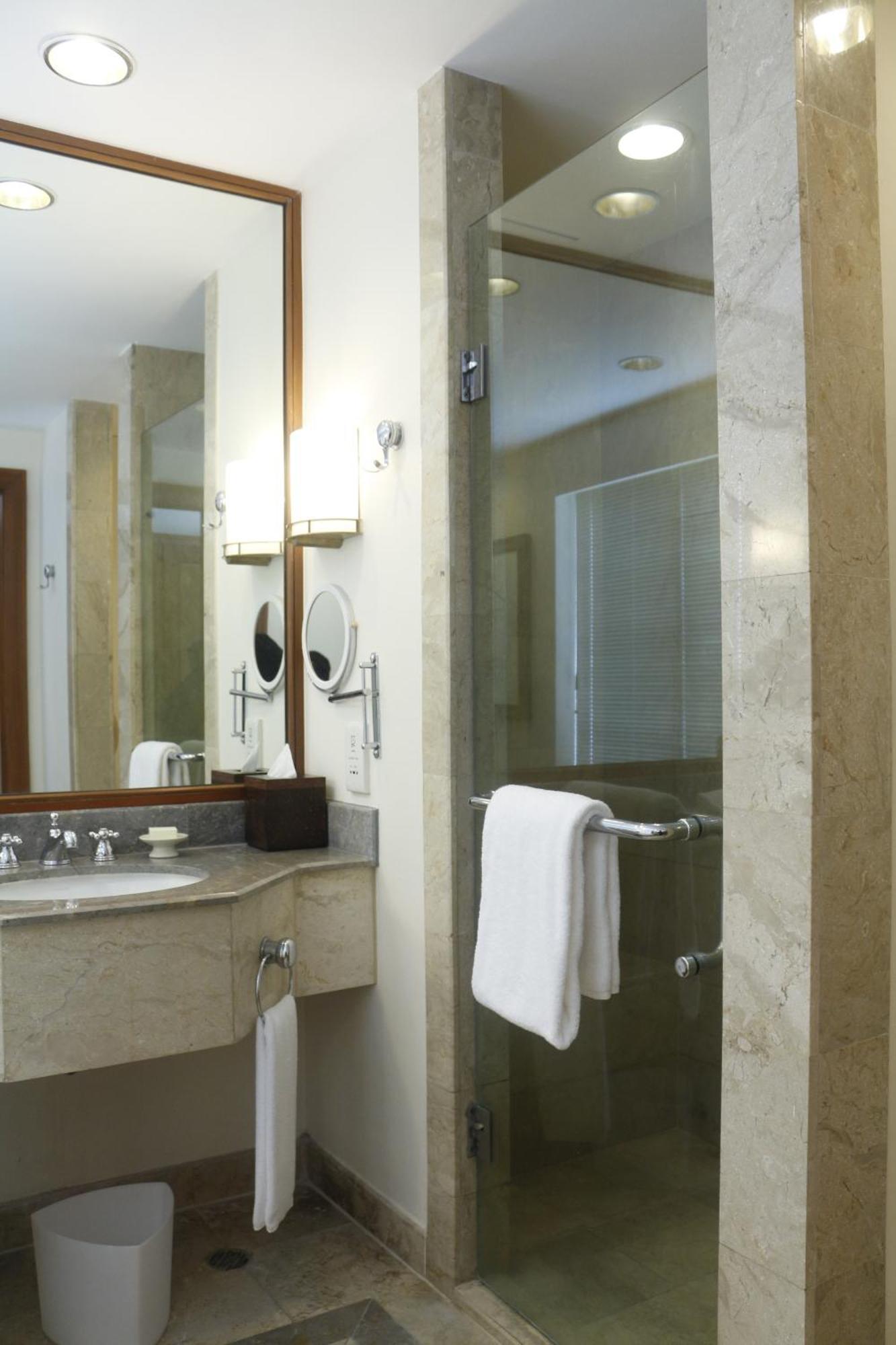 Bumi Surabaya City Resort Room photo A shower door