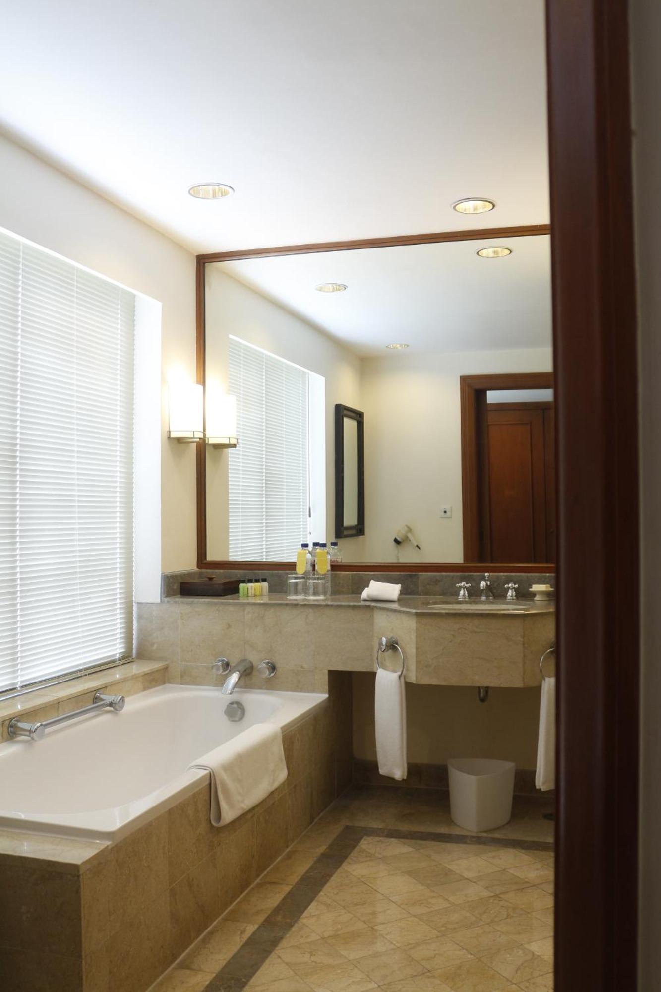 Bumi Surabaya City Resort Room photo Bathroom