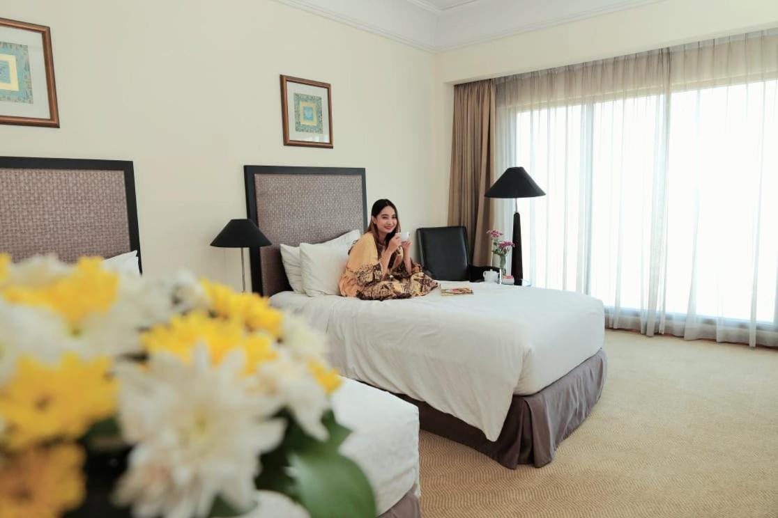 Bumi Surabaya City Resort Exterior photo A guest in a room at the hotel