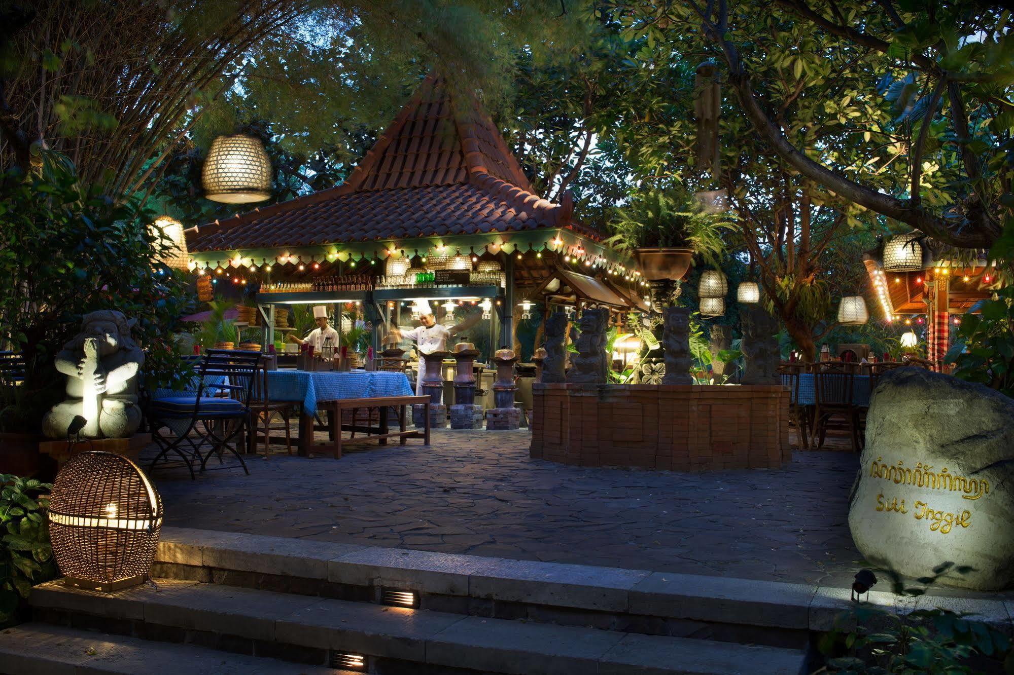 Bumi Surabaya City Resort Exterior photo The restaurant at night