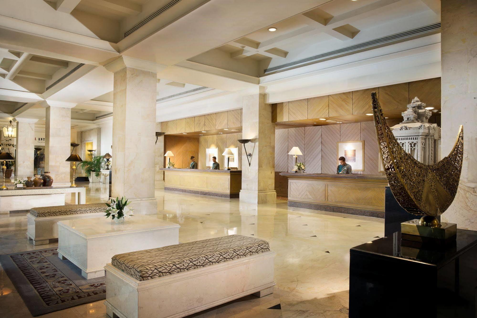 Bumi Surabaya City Resort Exterior photo Lobby