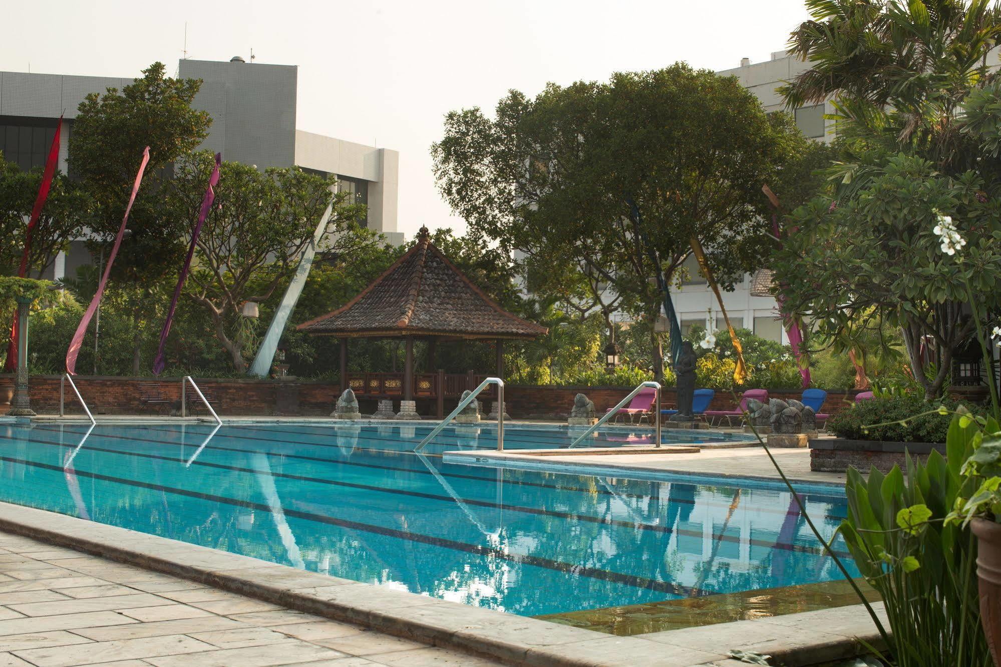 Bumi Surabaya City Resort Exterior photo Swimming pool