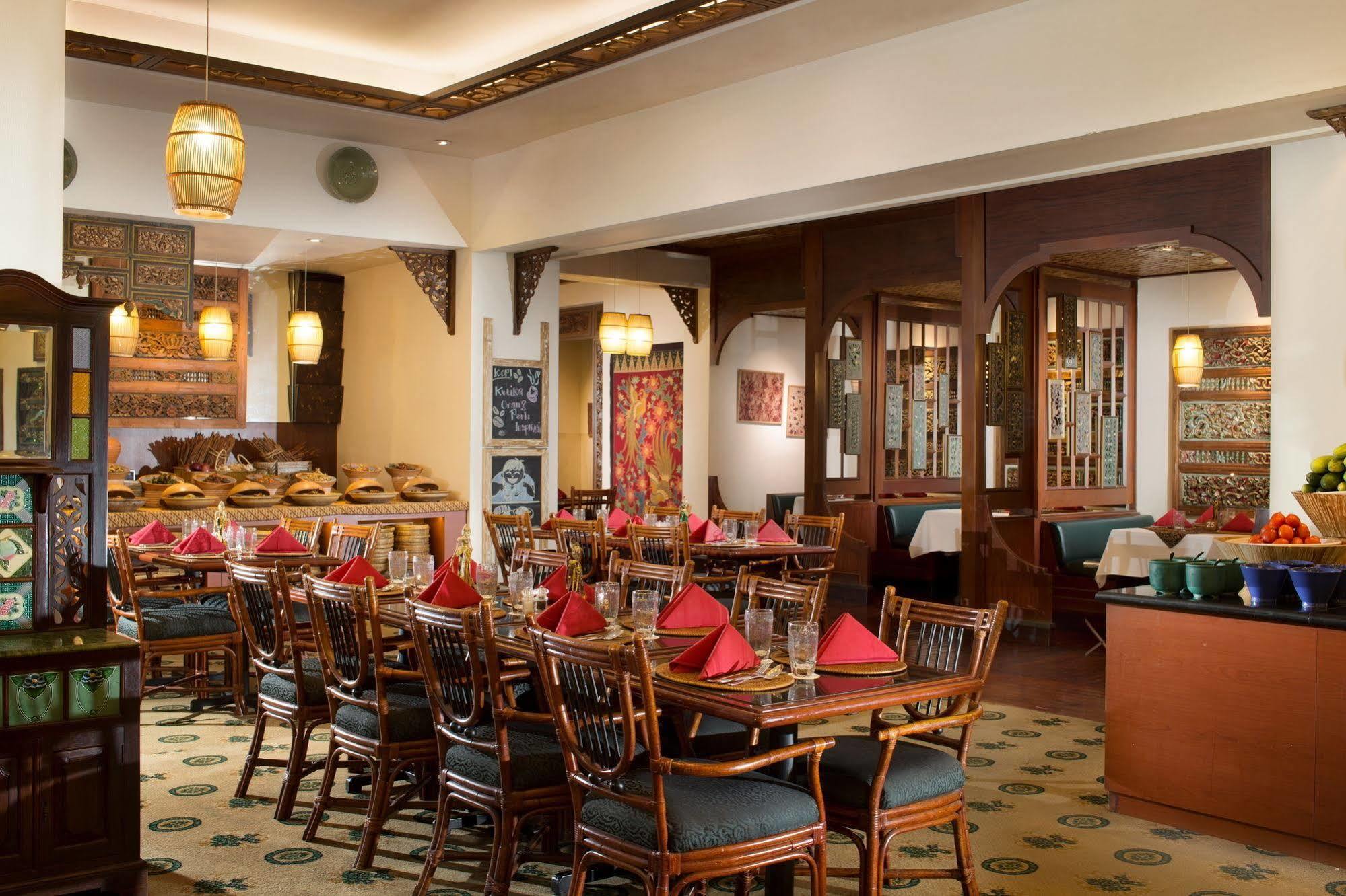 Bumi Surabaya City Resort Exterior photo The interior of the restaurant