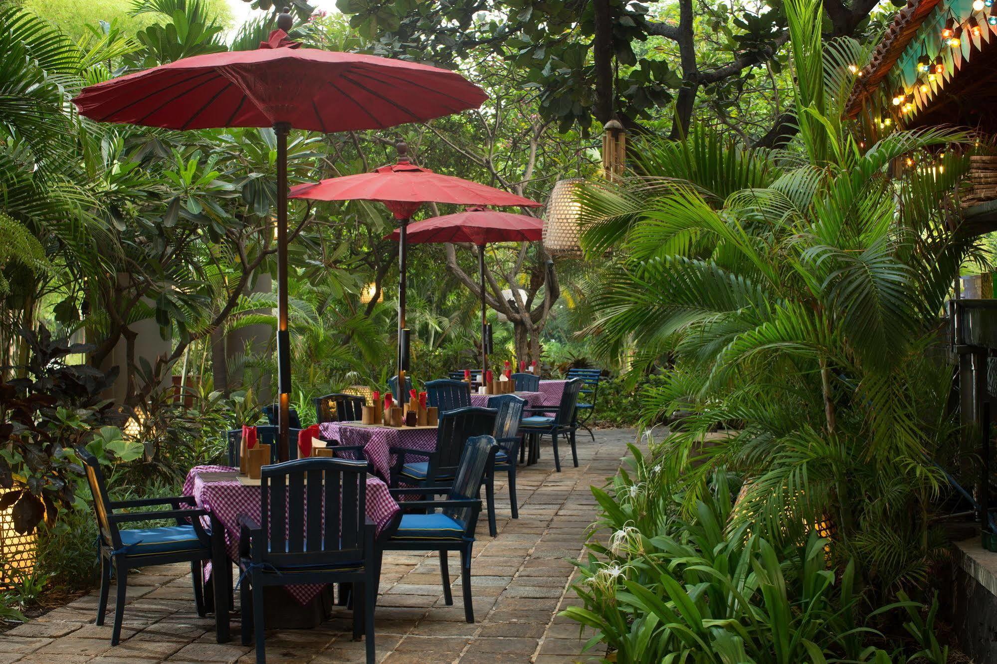 Bumi Surabaya City Resort Exterior photo The restaurant's garden