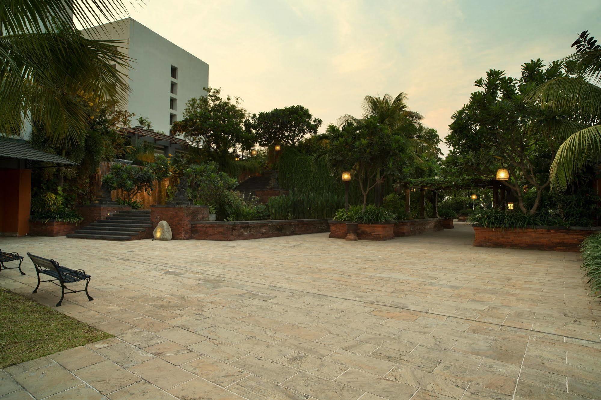 Bumi Surabaya City Resort Exterior photo The central courtyard of the hotel