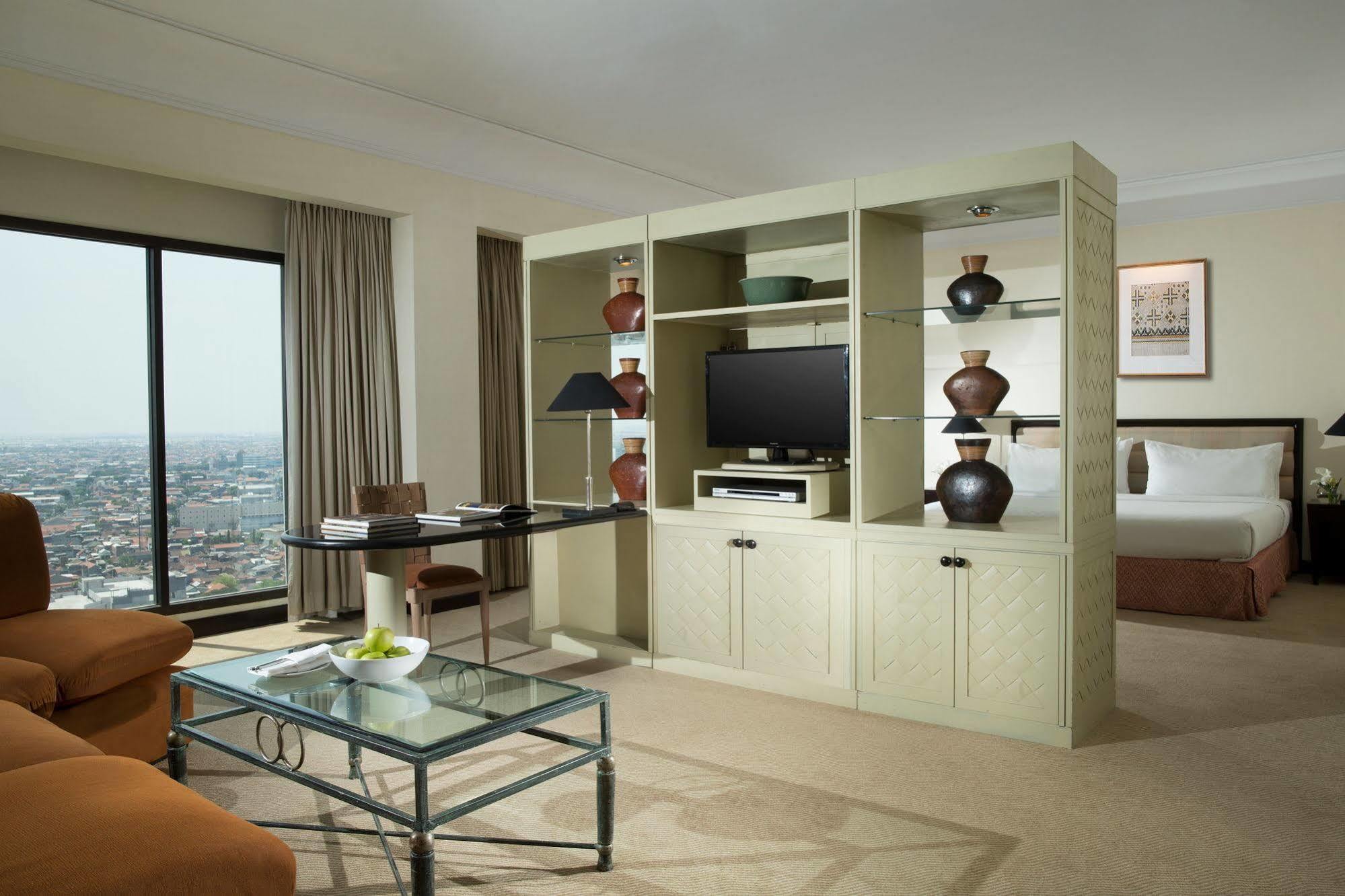 Bumi Surabaya City Resort Exterior photo A suite at the hotel