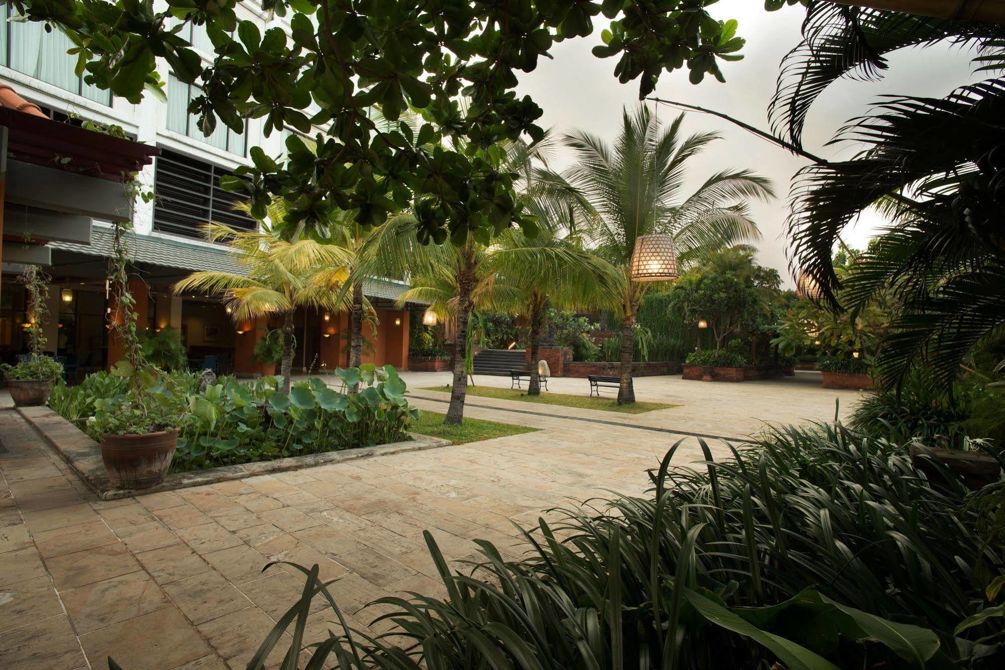 Bumi Surabaya City Resort Exterior photo The courtyard of the hotel